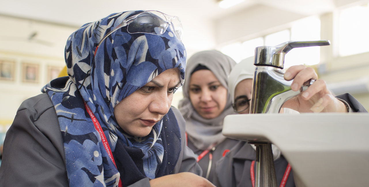 Syrerinnen und Jordanierinnen lernen das Handwerk des Klempners.