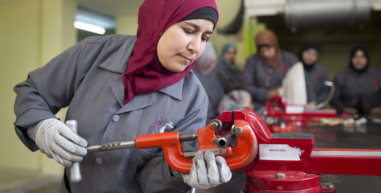 Syrerinnen und Jordanierinnen lernen das Handwerk des Klempners.