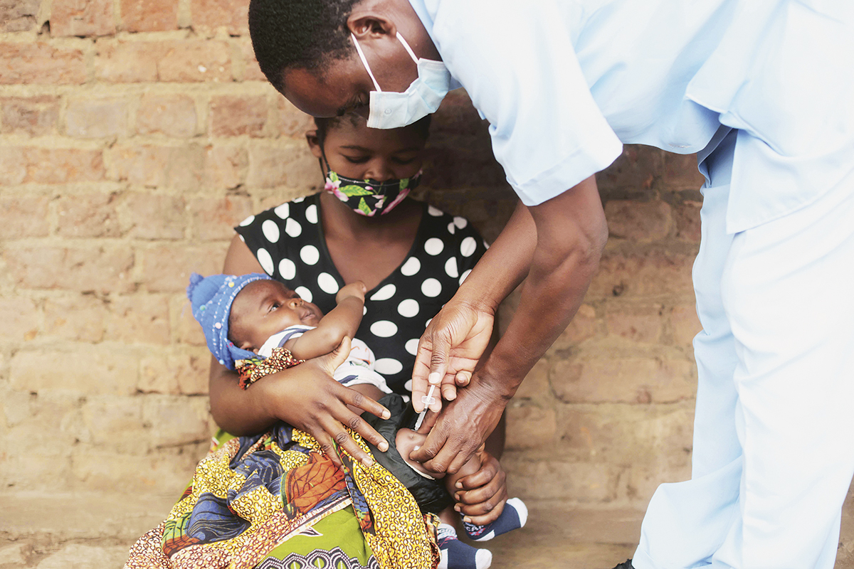 Damit mehr Babys geschützt werden, ist Gesundheitsassistent Wellington Chafulumira im Einsatz.