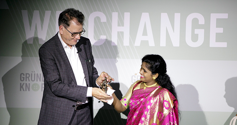 Shilpi Rani Das and Minister Gerd Müller at the official launch of the ‘Green button – we change fashion’ initiative in Berlin