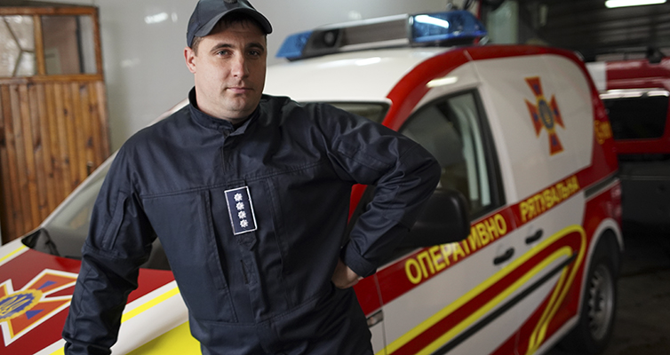 Schnelle Hilfe leistet Feuerwehrmann Ivan Bova mit seinen Kollegen.
