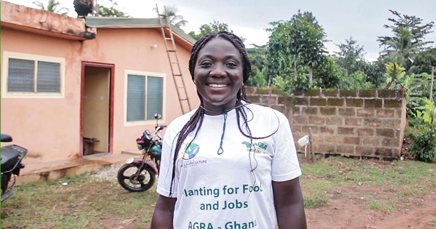 Janet Adade (47) is a farmer and manager of an agro-processing enterprise in Ghana. She shares her knowledge with members of the women’s cooperative Madowofa, which she founded. 