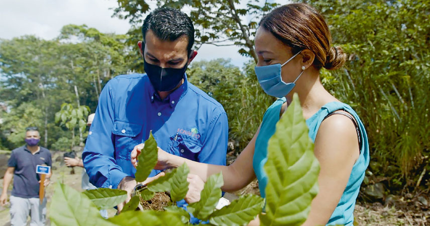 Andrea Meza  Murillo ist auf vielen Ebenen  für den Naturschutz aktiv:  vom Wald bis zu internatio- nalen Konferenzen.