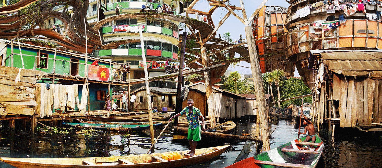 Ein Mann mittleren Alters in traditioneller Kleidung steht auf einem Kanu in einer urbanen Wasserlandschaft in Lago. Im Hintergrund sind hohe, runde Häuser, die wie Bäume aussehen, zu sehen. Die Szene ist reich an Details und Farben und zeigt eine lebendige Gemeinschaft, die sich an das Leben auf dem Wasser angepasst hat. 