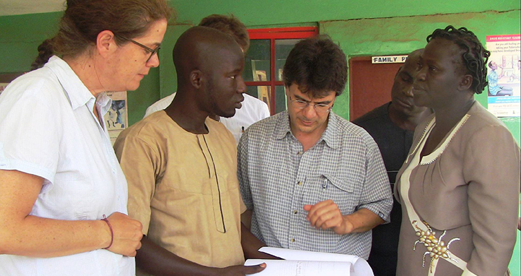 Gérard Krause, Head of the Department of Epidemiology at HZI (centre), played a leading role in developing the SORMAS app. ©sormasorg.helmholtz-hzi.de