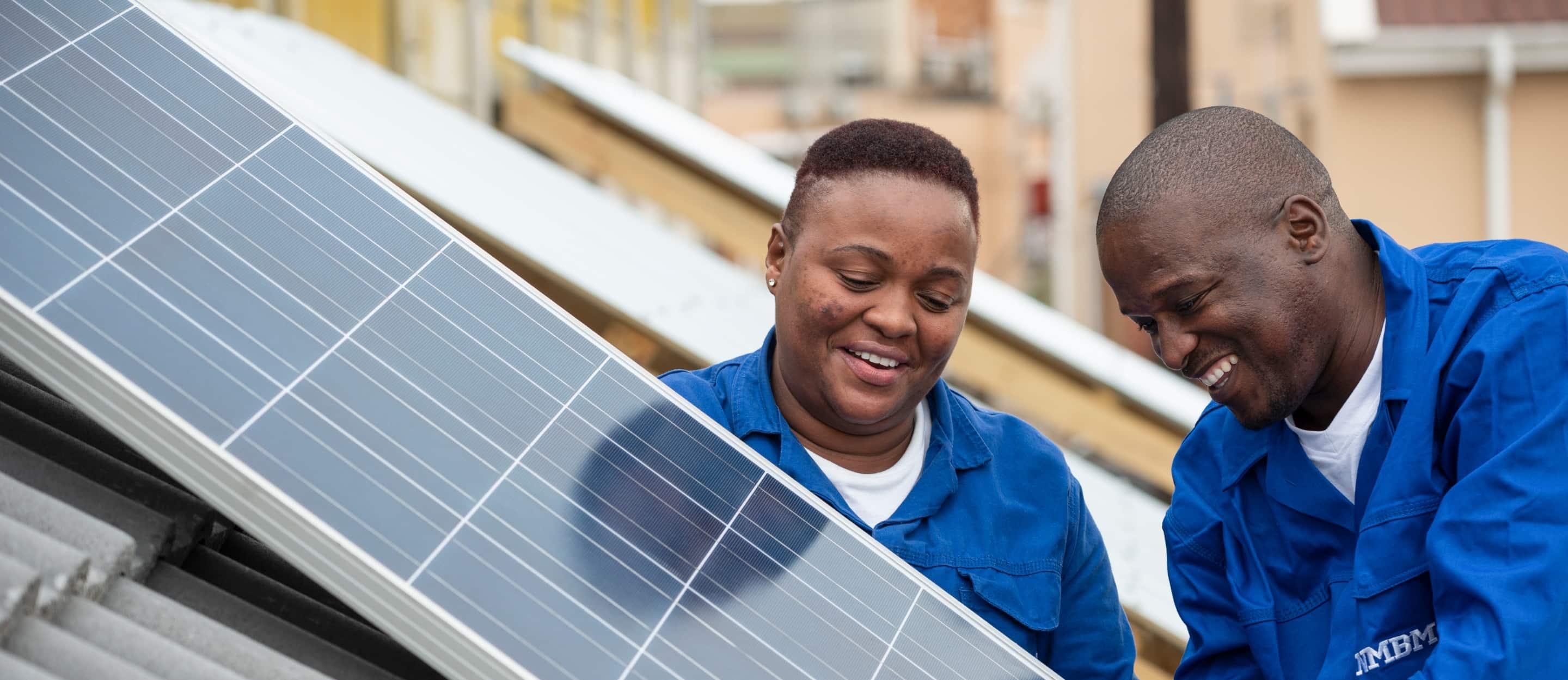 Solaranlage zwei Menschen