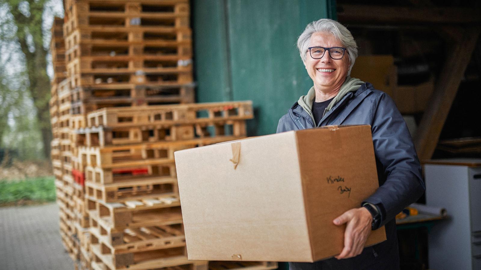 Frau mit Paket