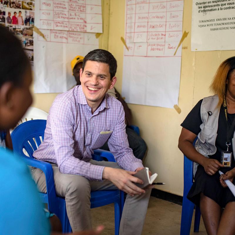 David Miliband in conversation with Congolese wom © Olivia Acland/IRC