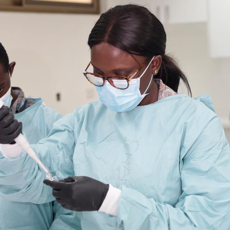 Zwei Teilnehmer eines SEEG Einsatzes in Ghana, bereiten Proben zur Sequenzierung von SAR-CoV-2 vor