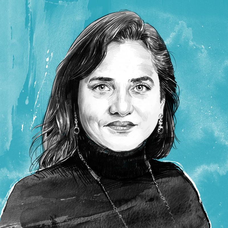 Schwarz-weiße, digital gezeichnetes Porträt einer Frau mit langen, dunklen Haaren und Ohrringen vor einem türkisfarbenen Aquarellhintergrund mit schwarzem Rollkragenpullover