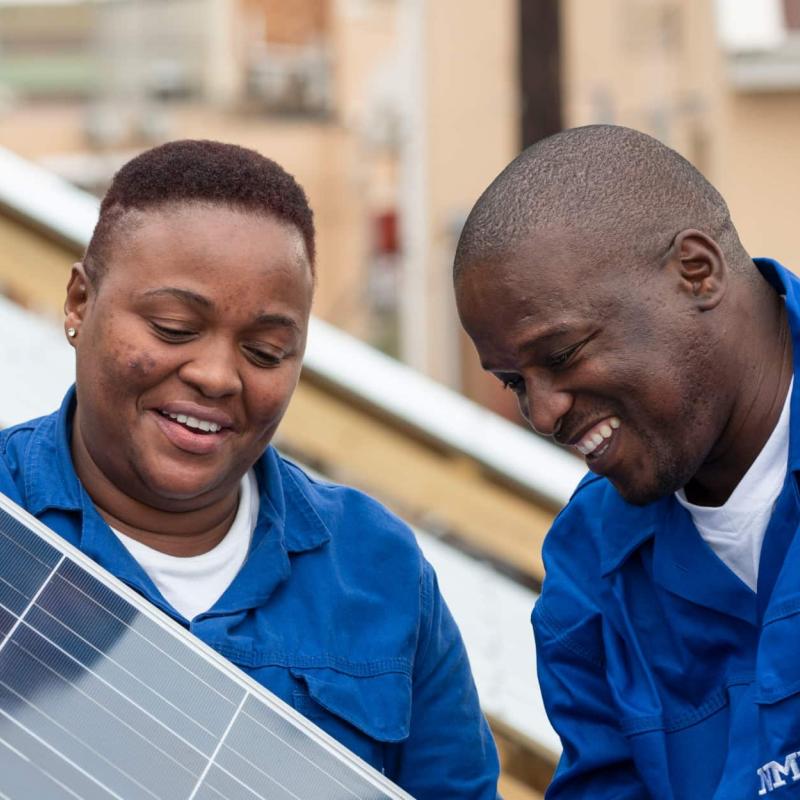 Solaranlage zwei Menschen