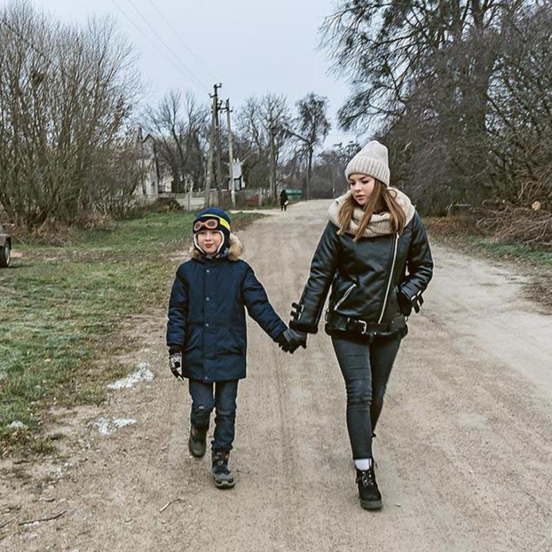 Valeria und ihr Bruder Nikita auf dem Weg zur Schule