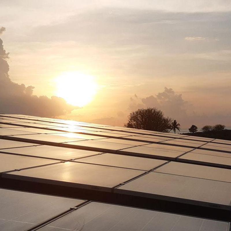 Solarzellen bei Sonnenuntergang