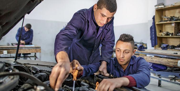 Unter der Haube: Im Team nehmen Qais Abu-Rub und Modar Sa’abnah den Motor eines VW Golf auseinander. Sie wollen Automechaniker werden.