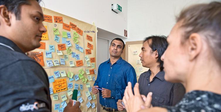 Im Gespräch mit anderen Gründern überlegen die Teilnehmer  des Seminars, wie sie ihre Unternehmen weiter verbessern können.