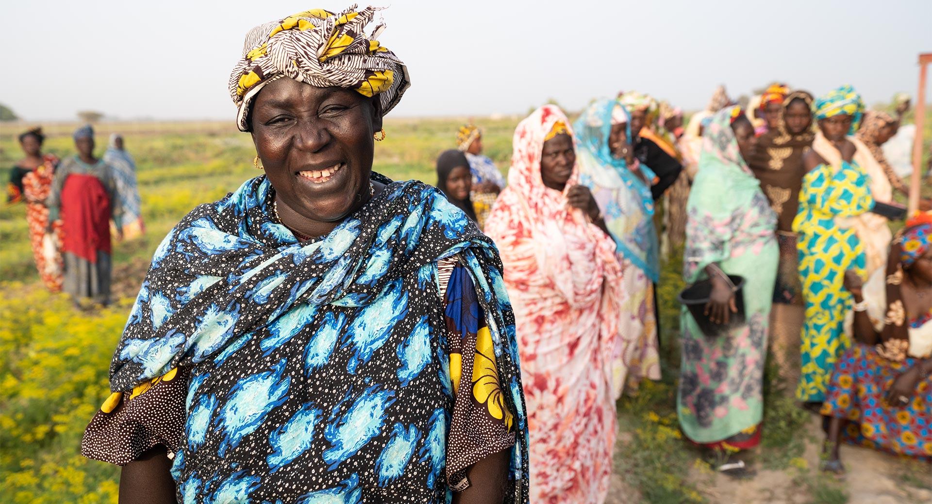 Aissata Mahamane mit Frauen ihrer Kooperative.