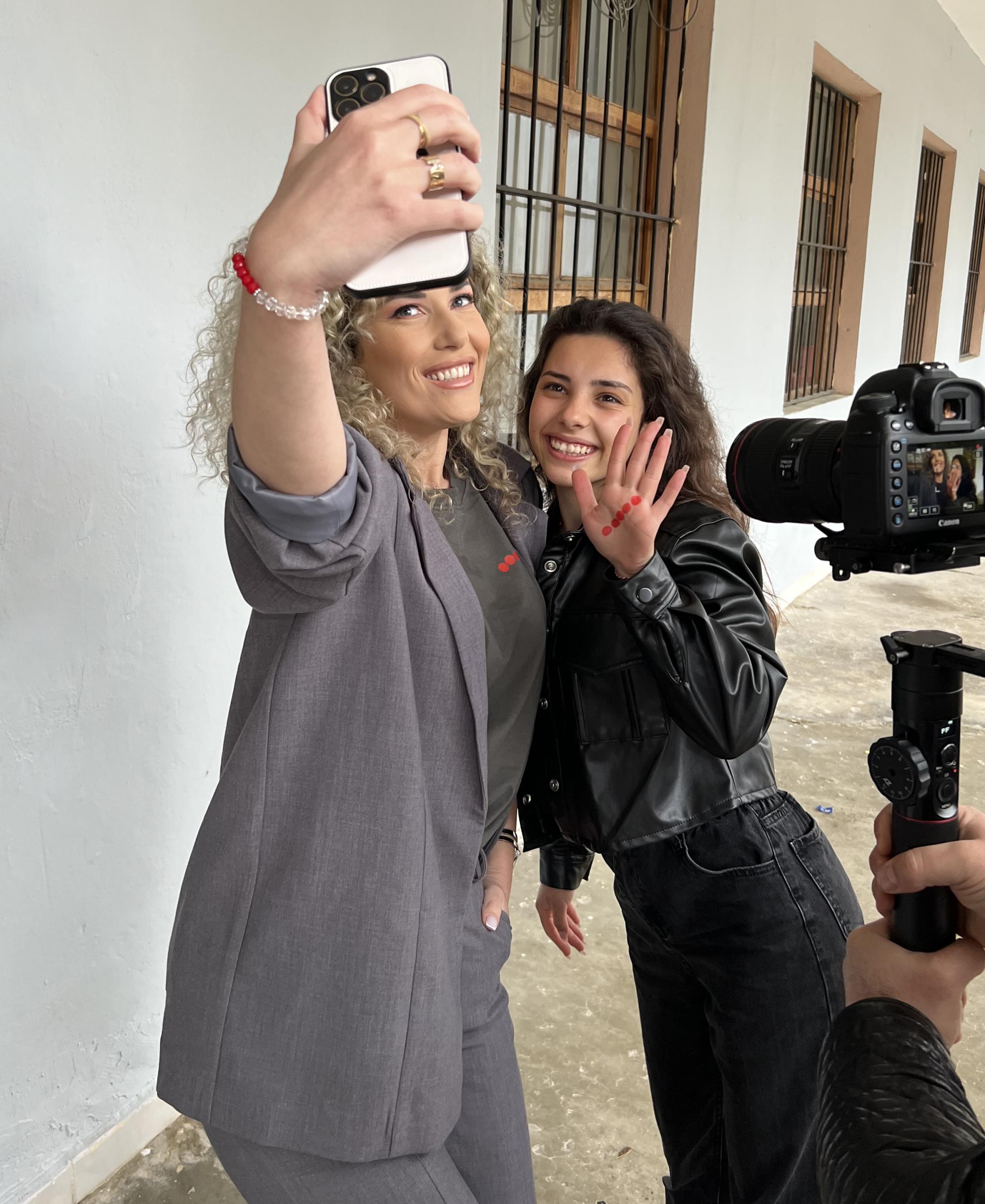 Fatma Haxhialiu Selfie mit Schülerin.