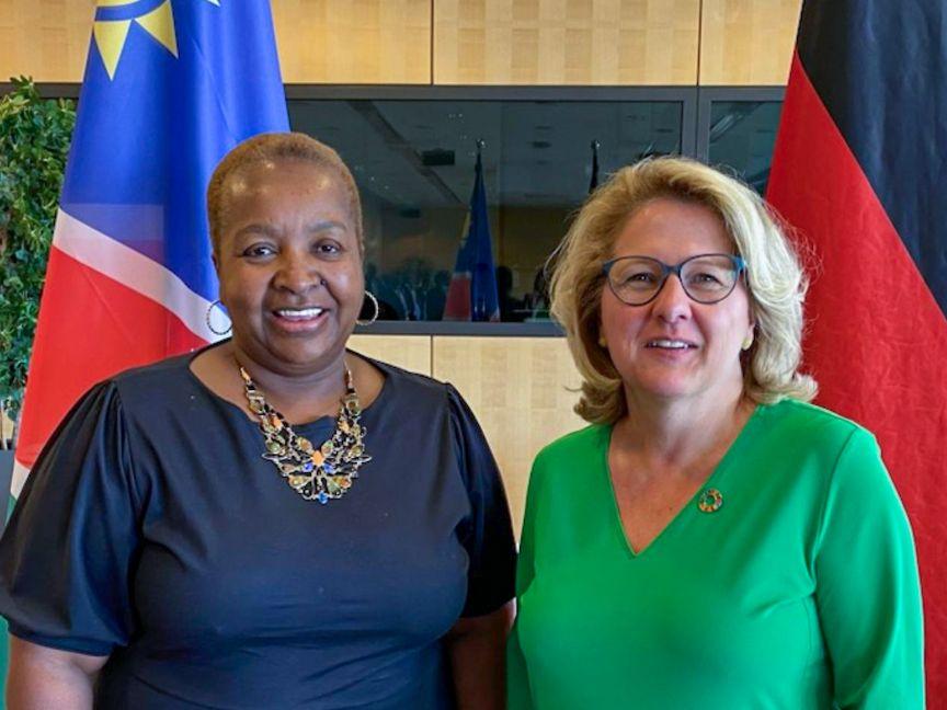 Bundesentwicklungsministerin Svenja Schulze mit der namibischen Verhandlungsführerin Wilhencia Uiras