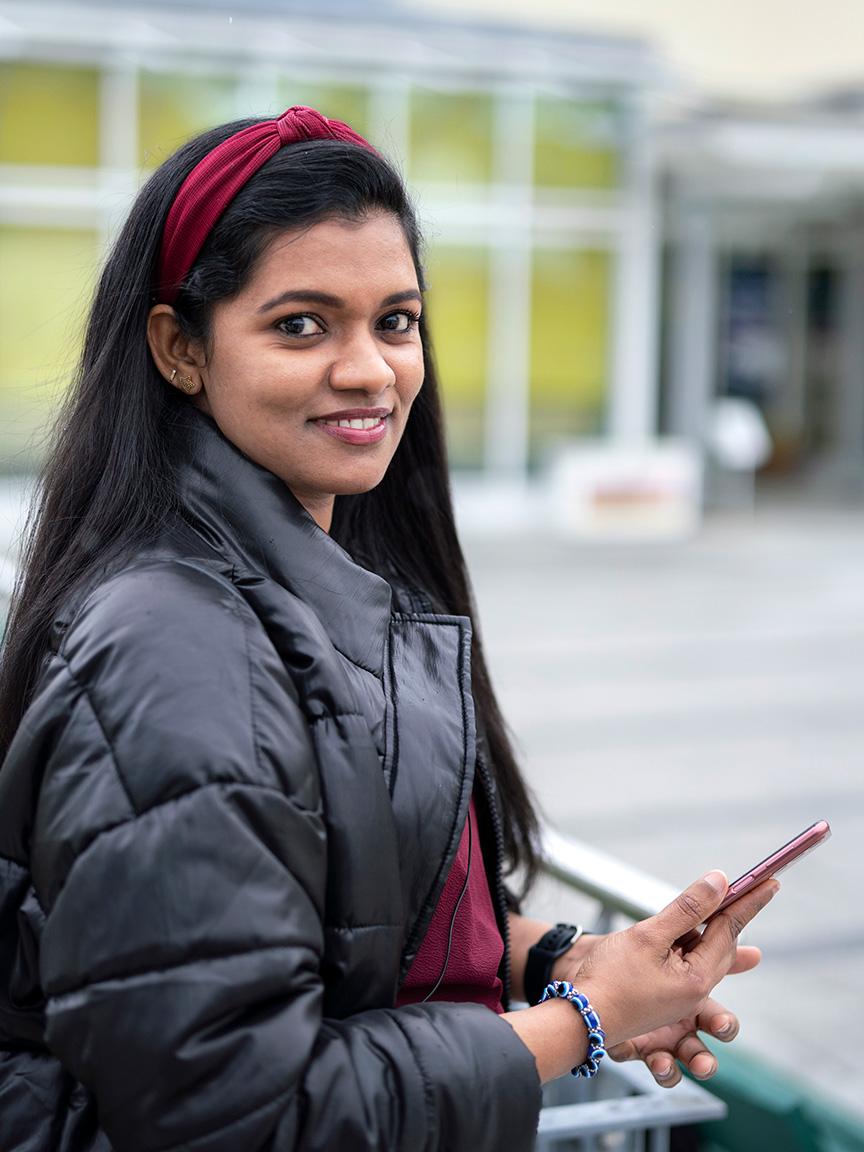 Mädchen mit Handy in der Hand