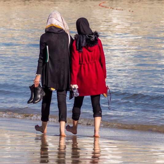 Zwei Frauen laufen am Strand